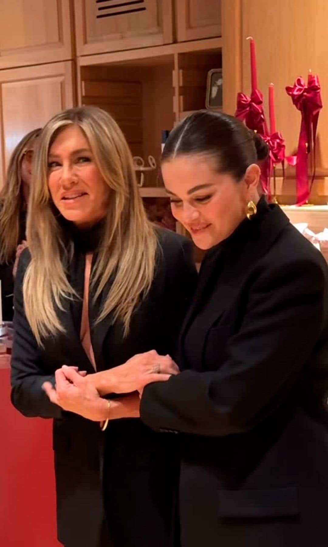 Jennifer Aniston y Selena Gomez presentando sus productos de belleza