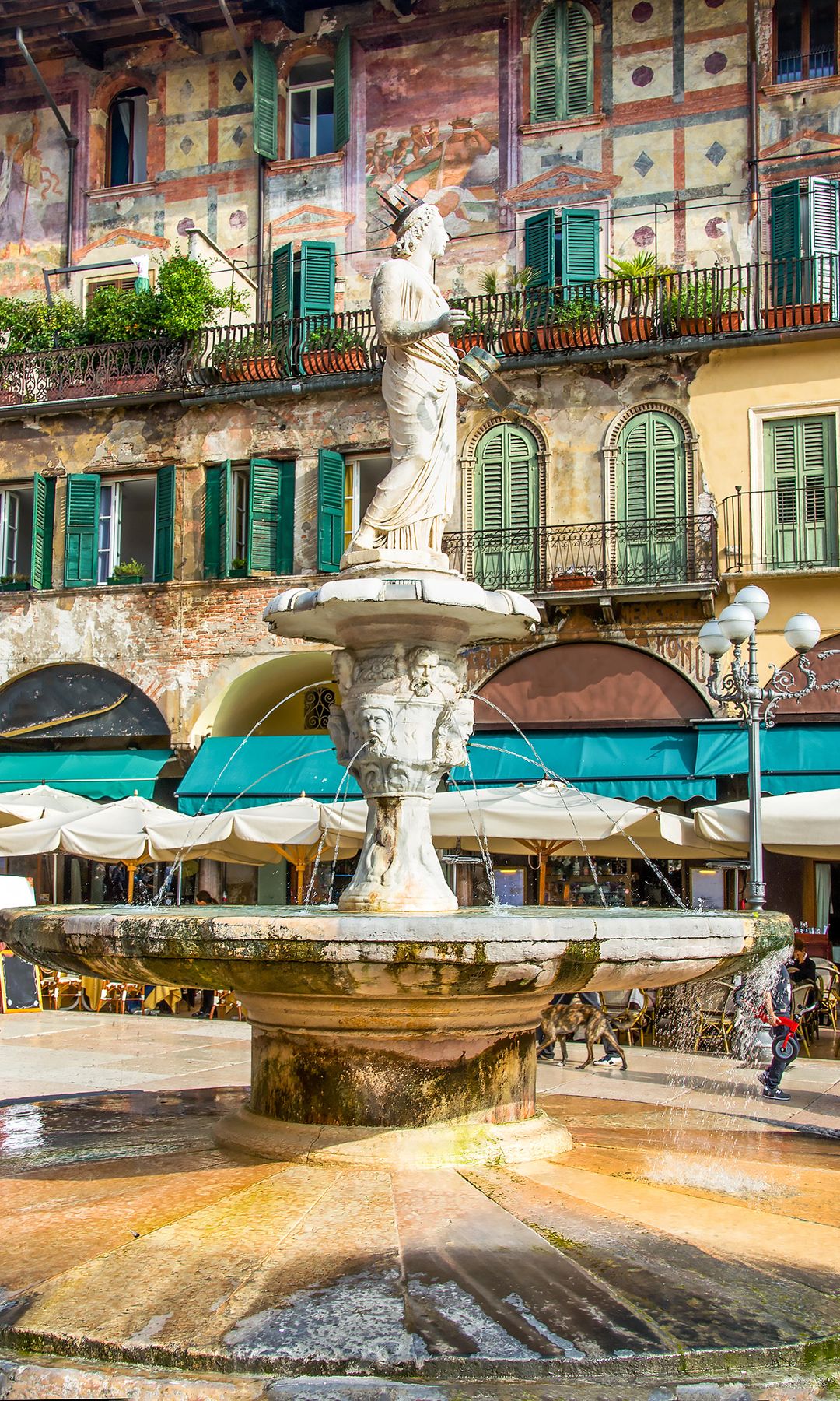 Fuente de la Madonna en la plaza delle Erbe, en el centro de Verona