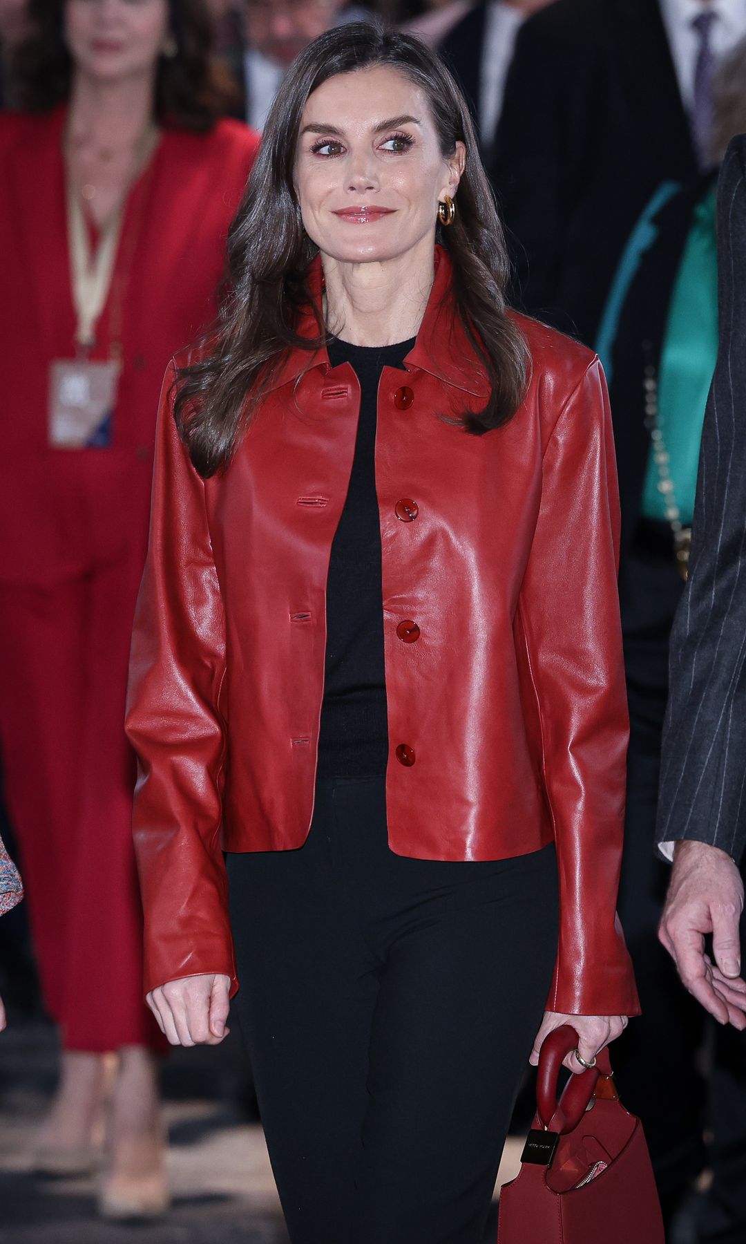 La reina Letizia en ARCOmadrid con su chaqueta de cuero rojo y bolso vegano