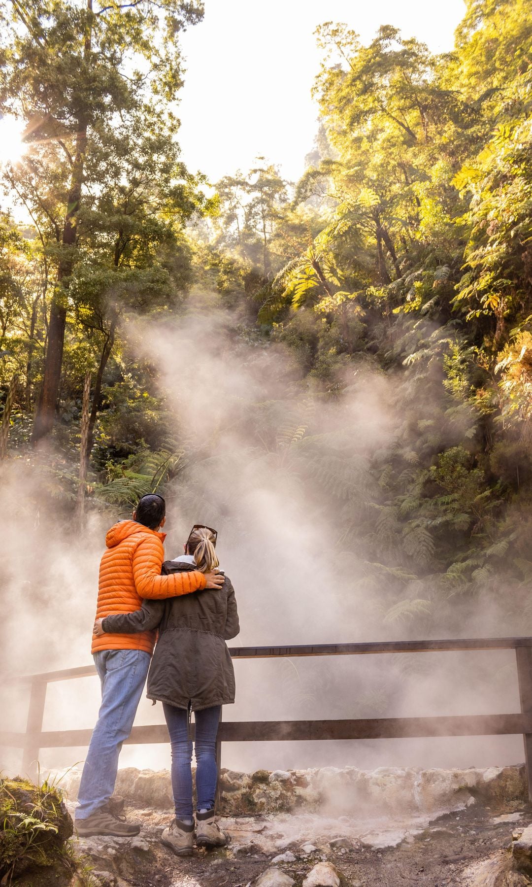 Pareja disfrutando de Caldeira Velha, monumento natural en las islas Azores, zona geotérmica.