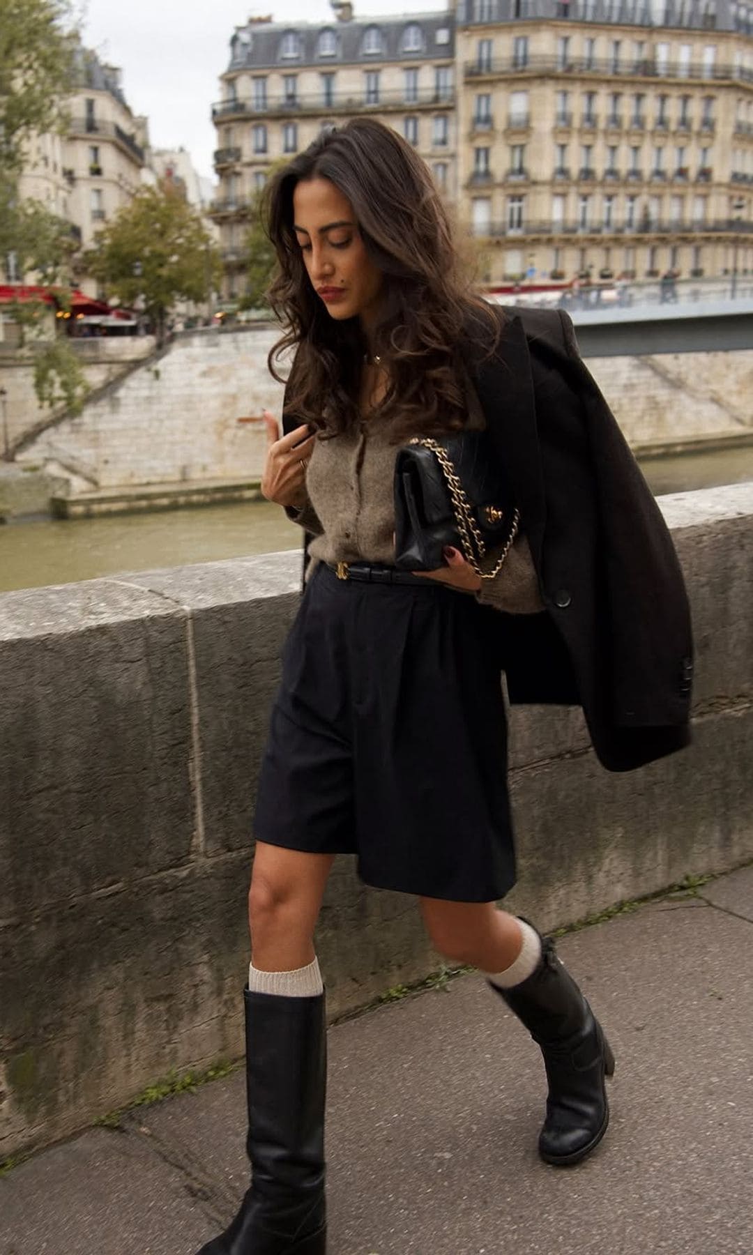 bermudas con botas de agua y blazer