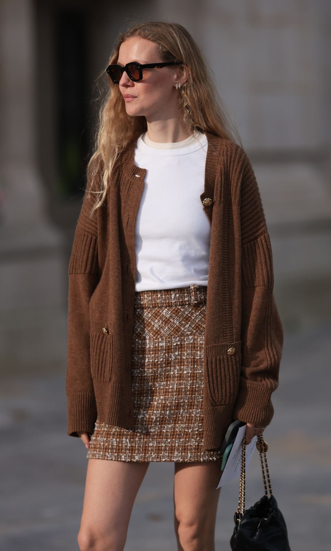 Look de street style con cardigan