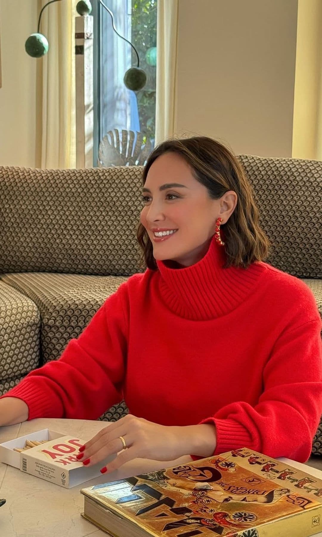 Tamara Falcón manicura roja navidad