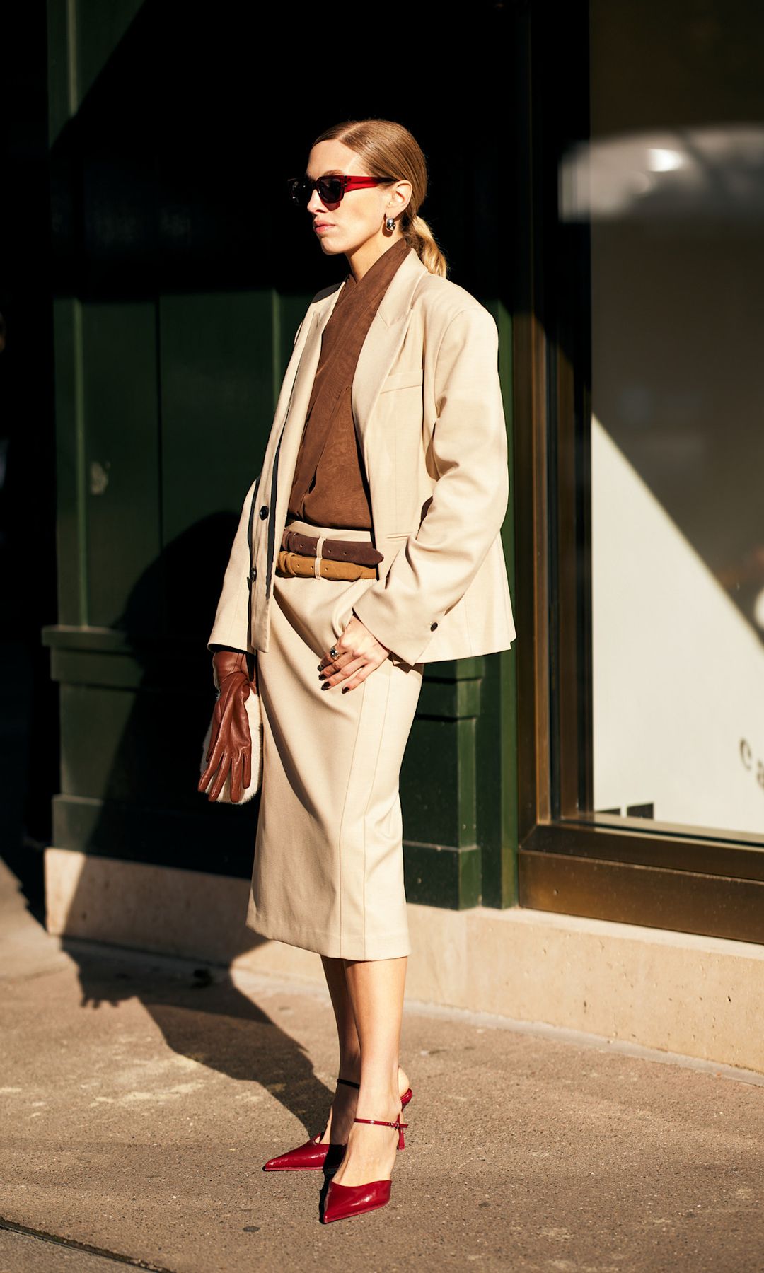 Look de street style con traje de chaqueta y falda en beige