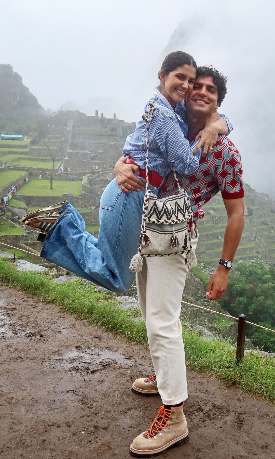 María y Tomás, pura emoción al alcanzar la cima de Machu Picchu, “el lugar más increíble en el que hemos estado”.