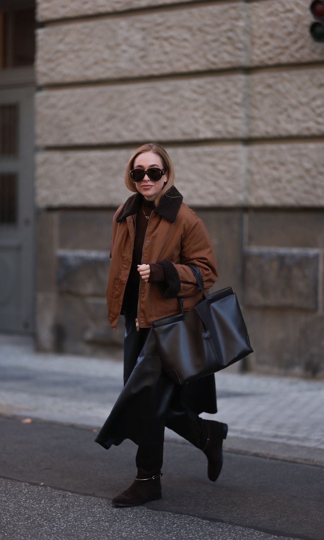 falda midi cuero de corte evasé con chaqueta de ante