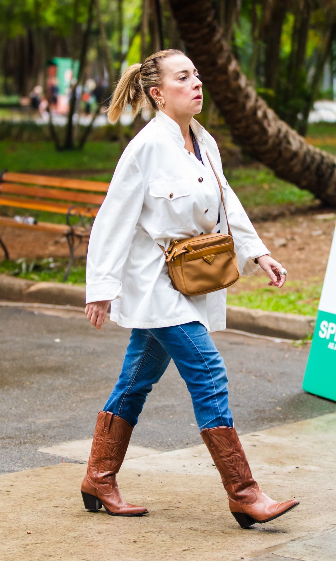 vaqueros, botas cowboy y chaqueta blanca