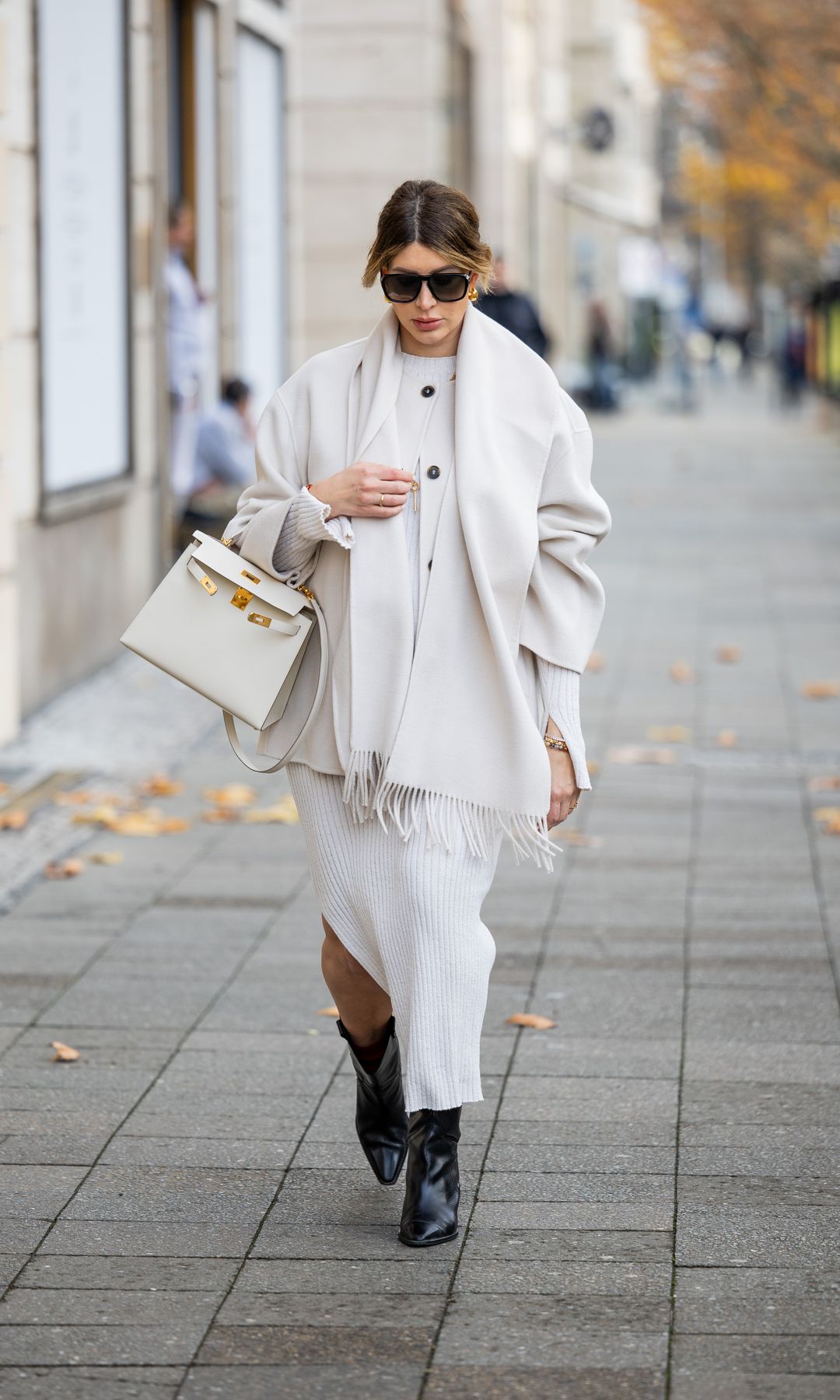 total look blanco con botines cowboy