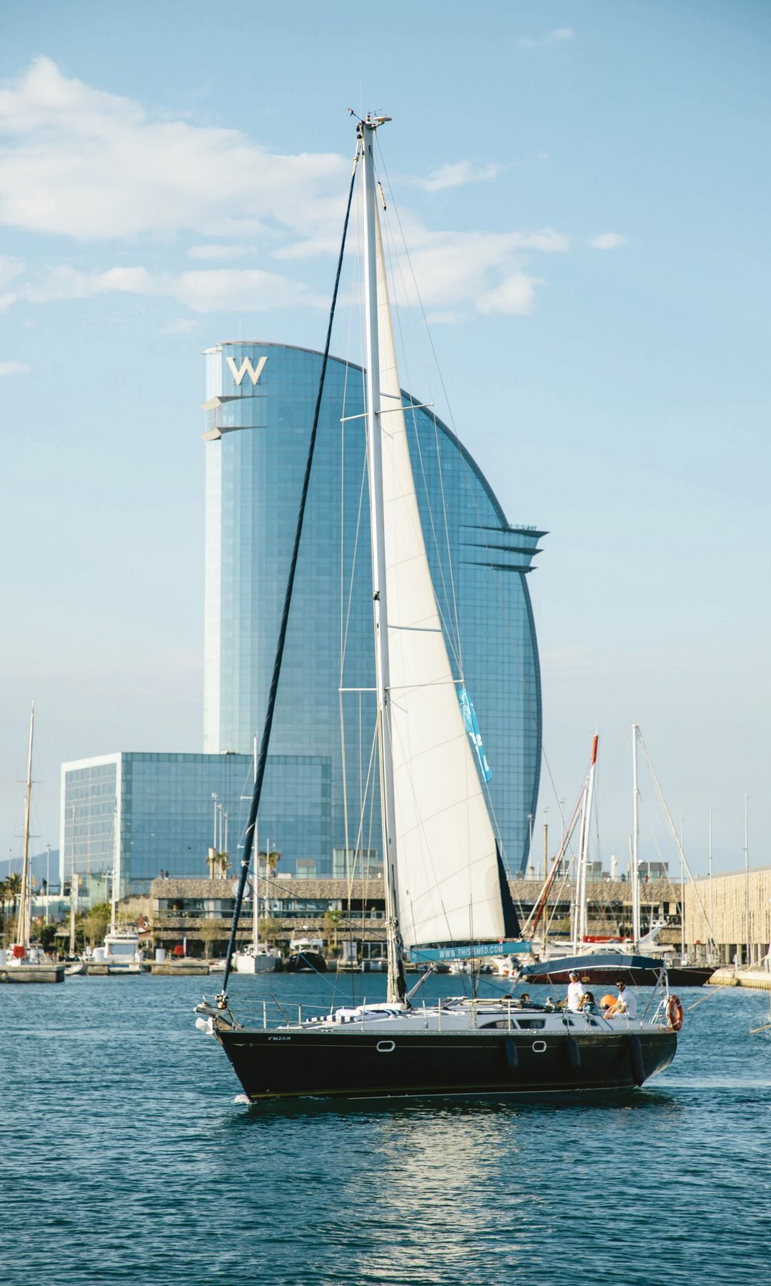 Paseo en velero privado por el litoral de Barcelona, un plan perfecto para celebrar el amor y San Valentín