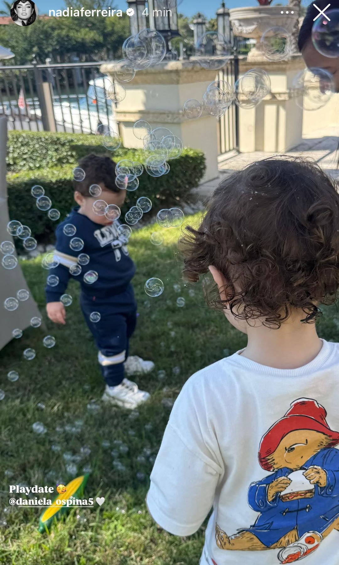 Marquitos jugando con Lorenzo, el hijo de Daniela Ospina y Gabriel Coronel