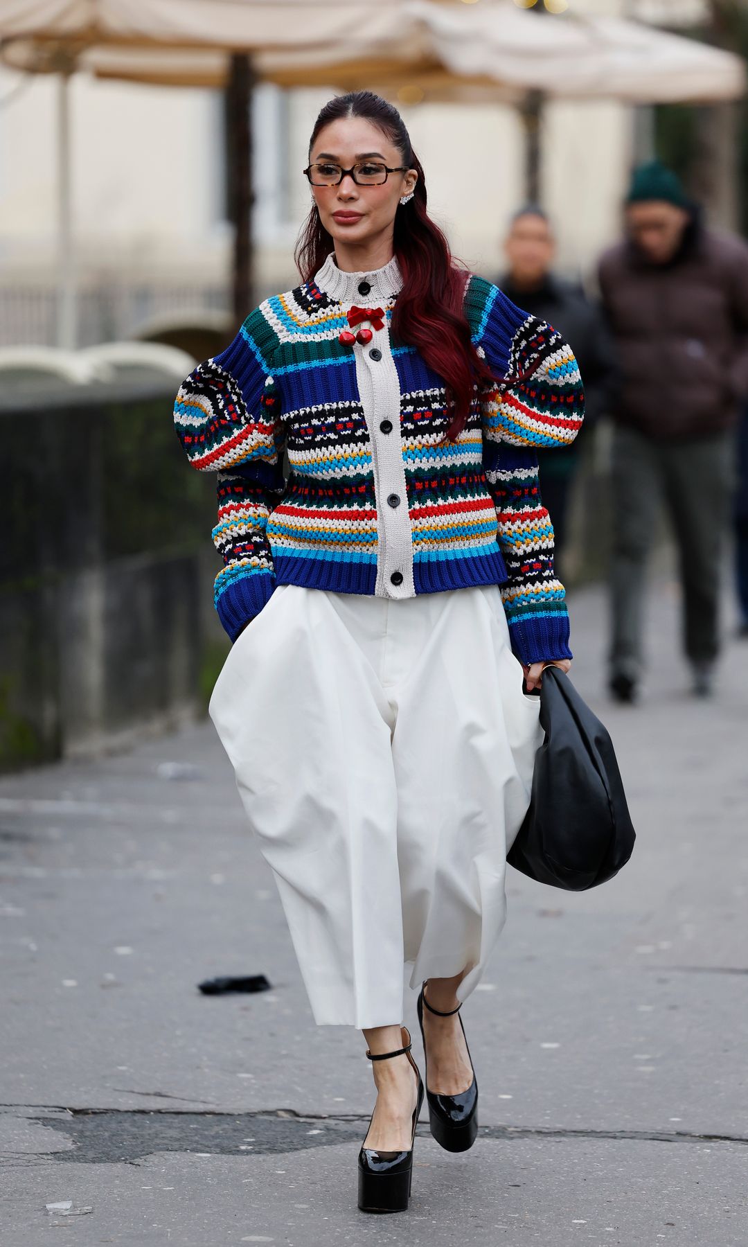 chaqueta de colores y pantalones anchos