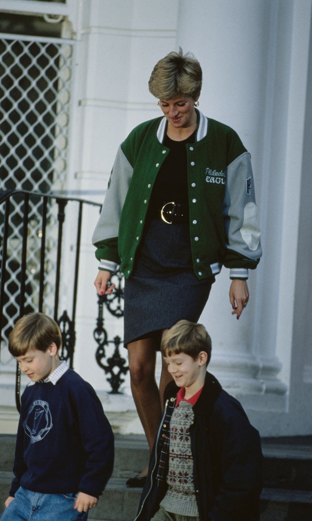 La Princesa Diana con su chaqueta verde, demostrando su icónico estilo.