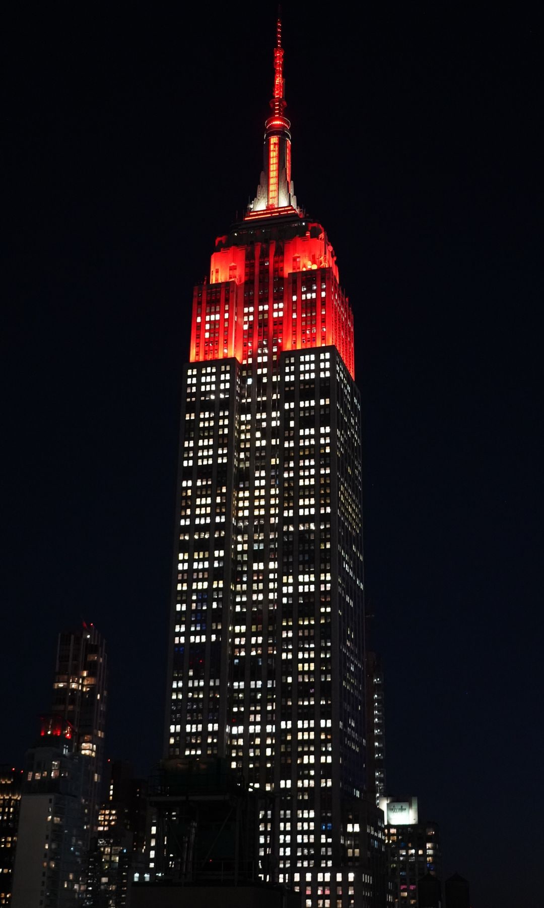 El Empire State iluminado con los colores de ¡HOLA!