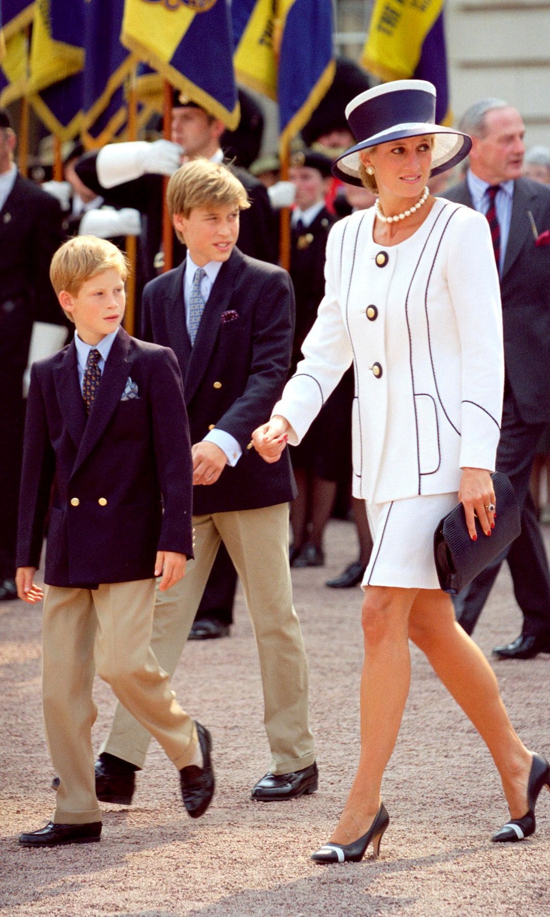 Diana de Gales con sus hijos, Guillermo y Harry, durante un acto oficial en Londres