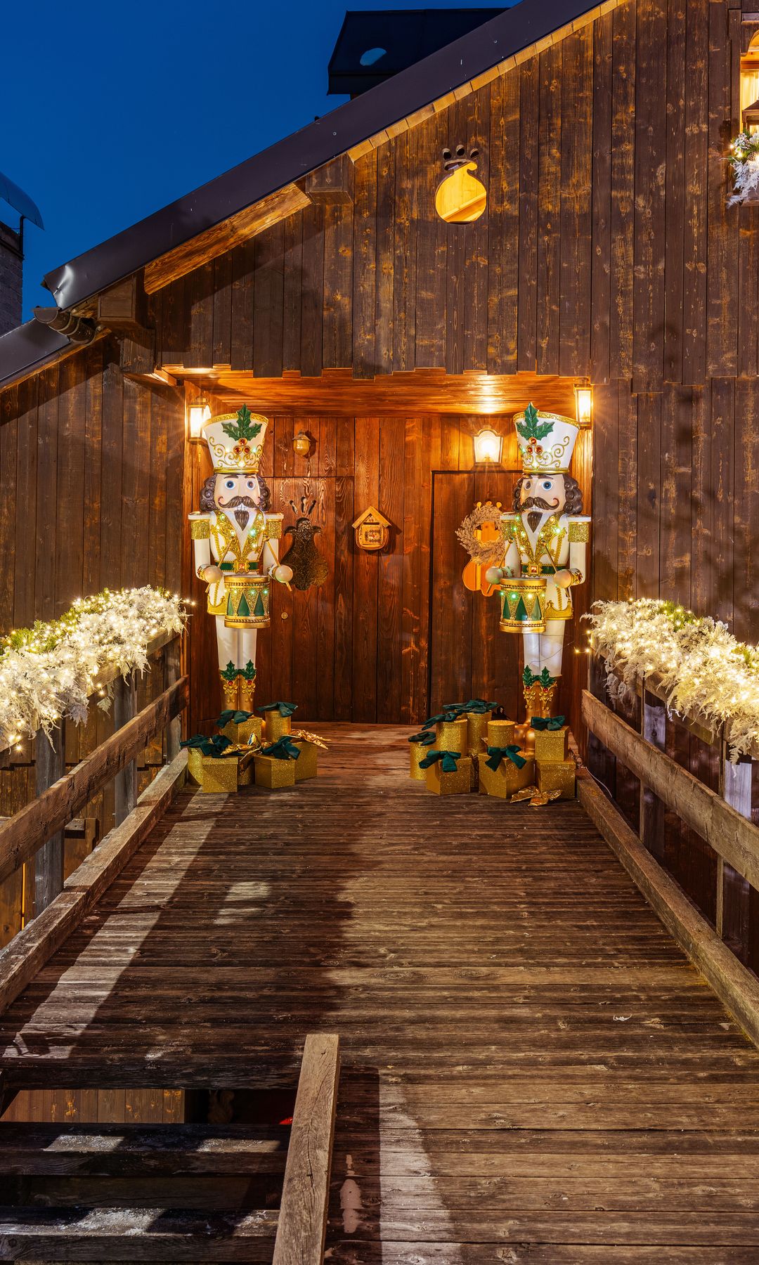 Dos soldados cascanueces de Navidad flanqueando la puerta de la vivienda