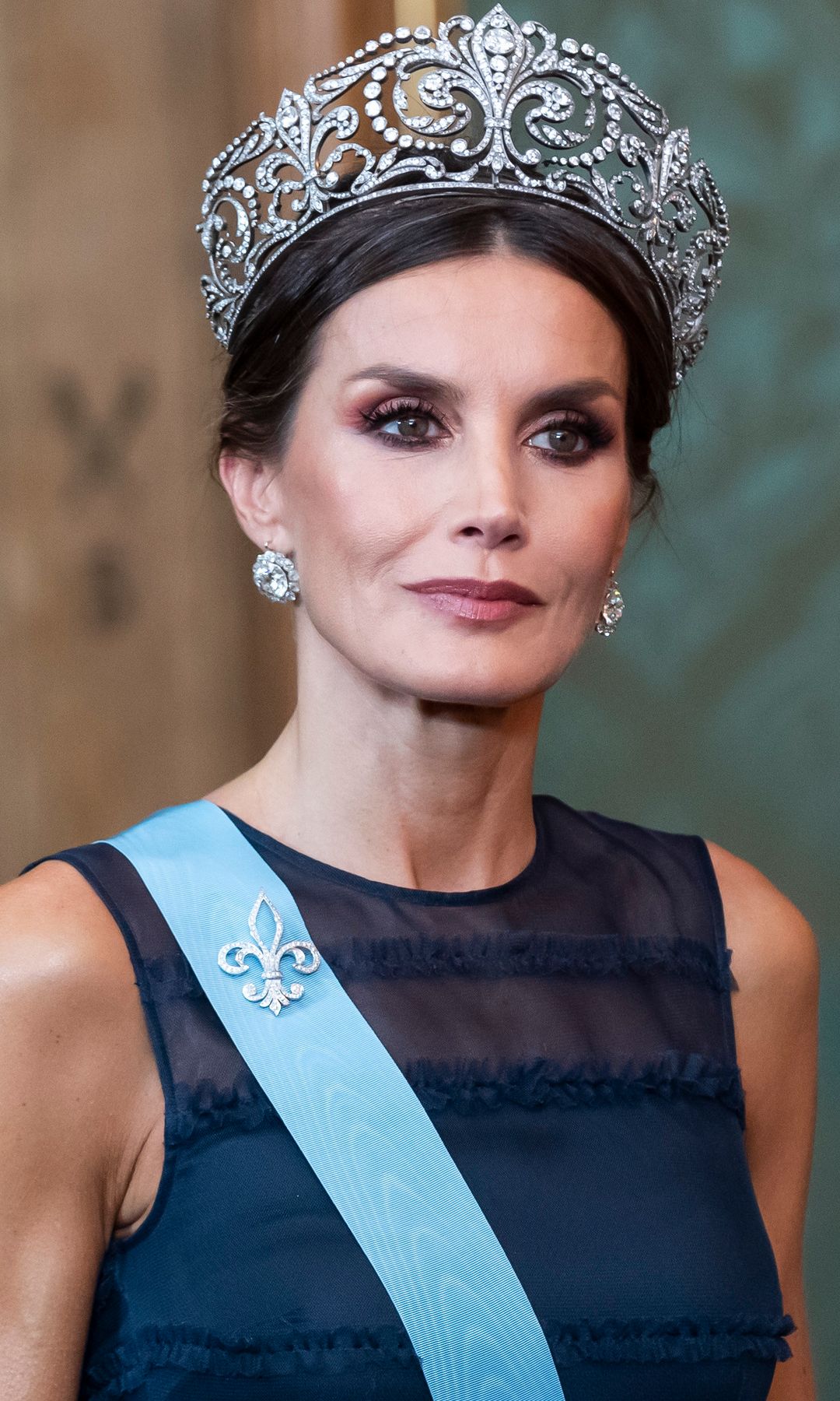 Los pendientes de chatones acompañaron a la Reina durante una cena de gala en Estocolmo el 24 de noviembre de 2021.