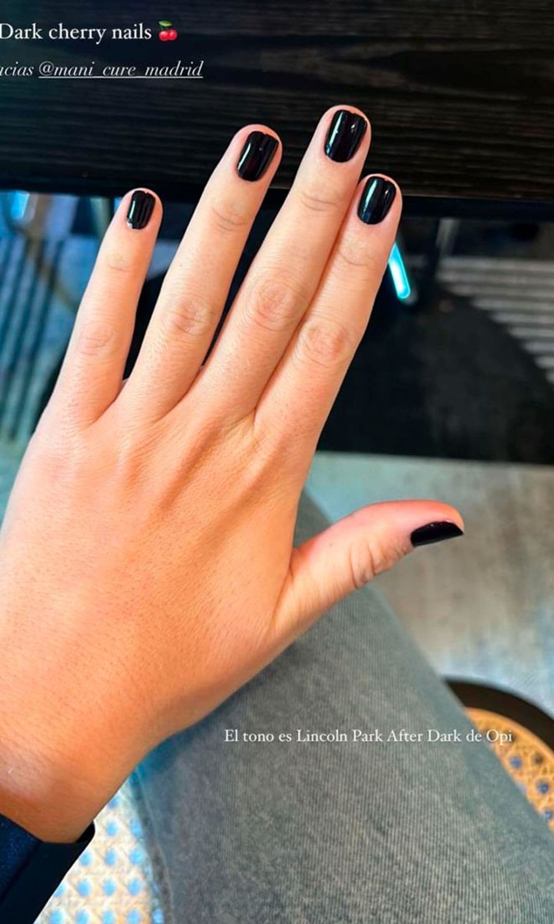 La manicura 'dark cherry' de Isa Hernáez