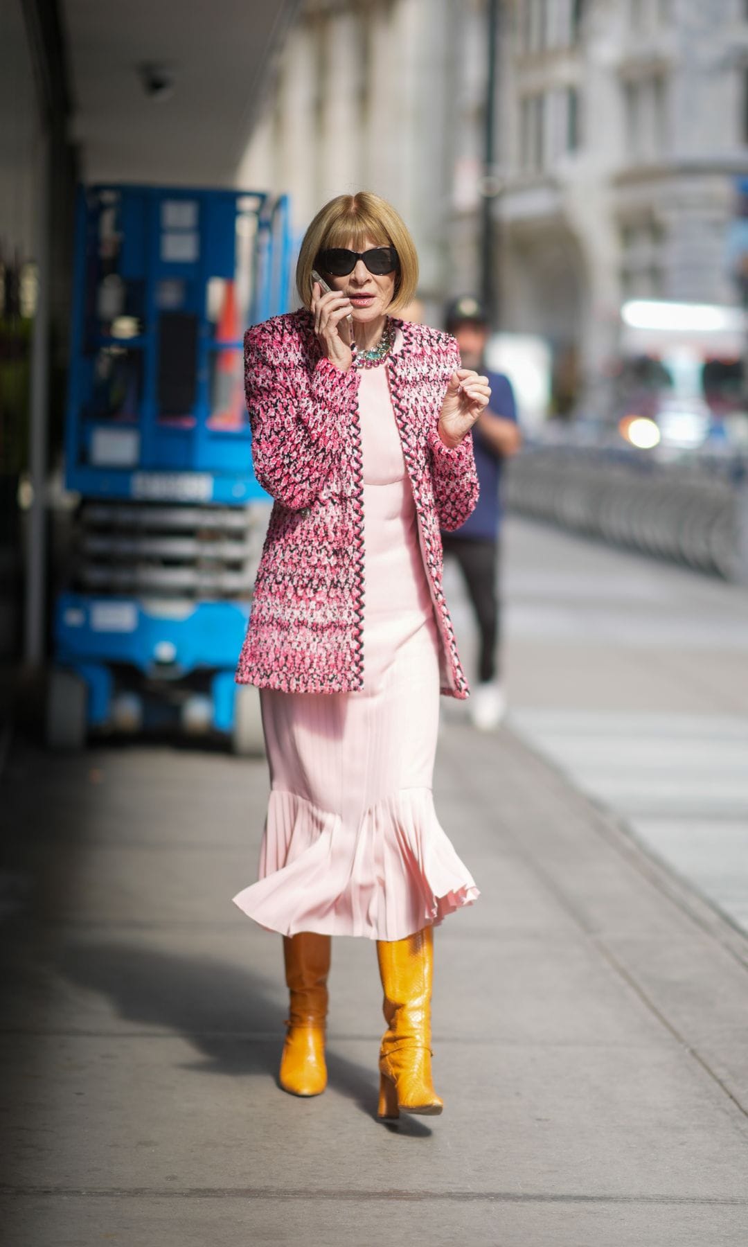 vestido rosa palo con chaqueta rosa y botas marrones