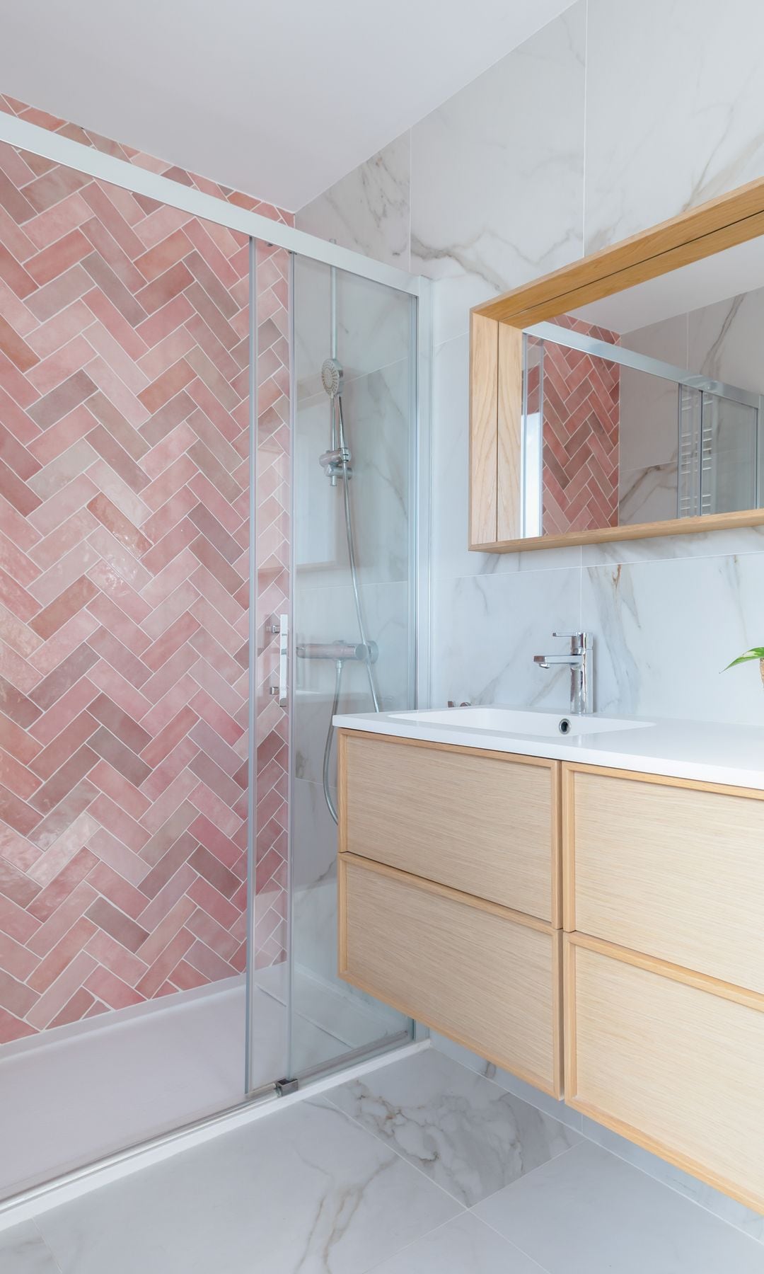 Baño con azulejos esmaltados en rosa