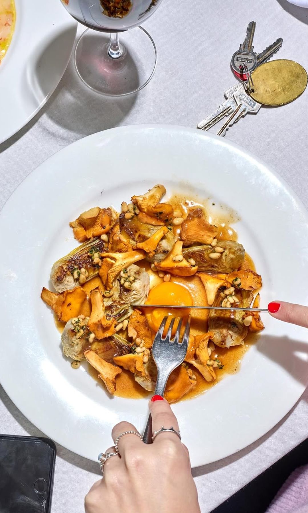 Chantarelas salteadas con yema de huevo y ajillo