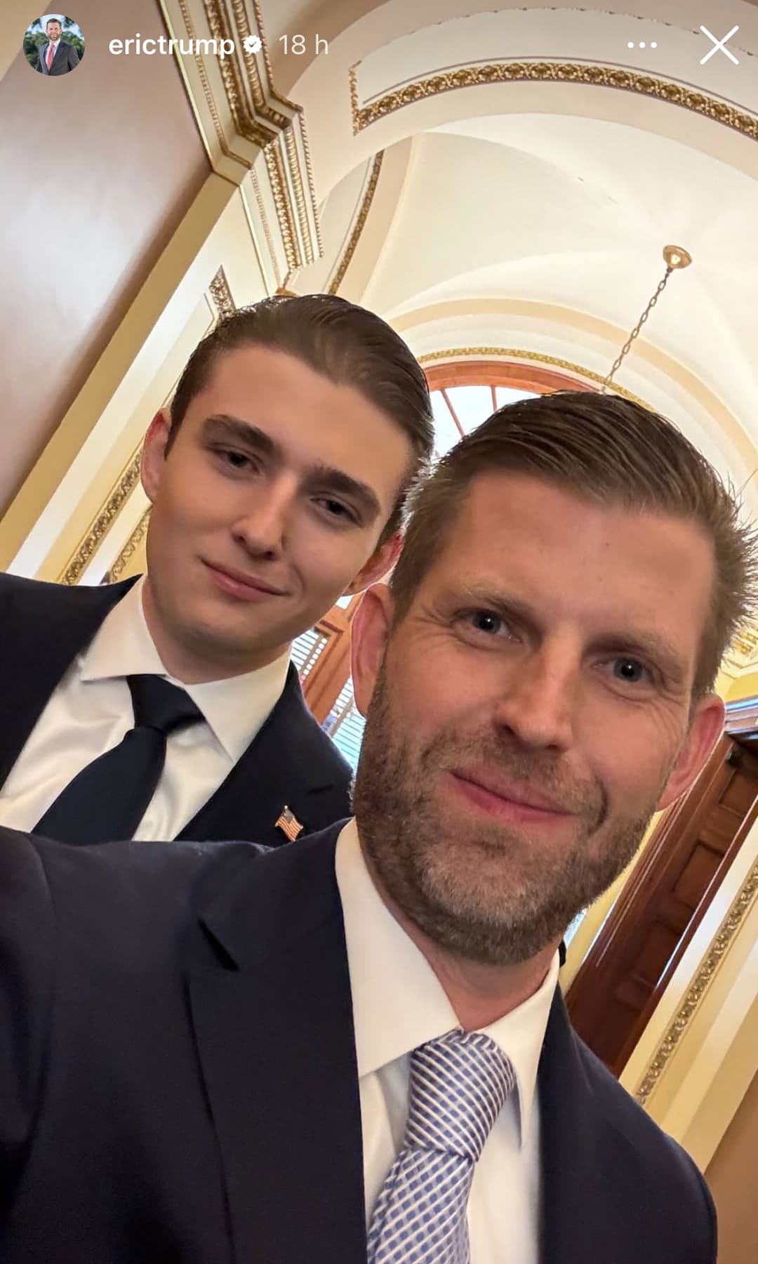 Eric Trump posando con su hermano menor Barron