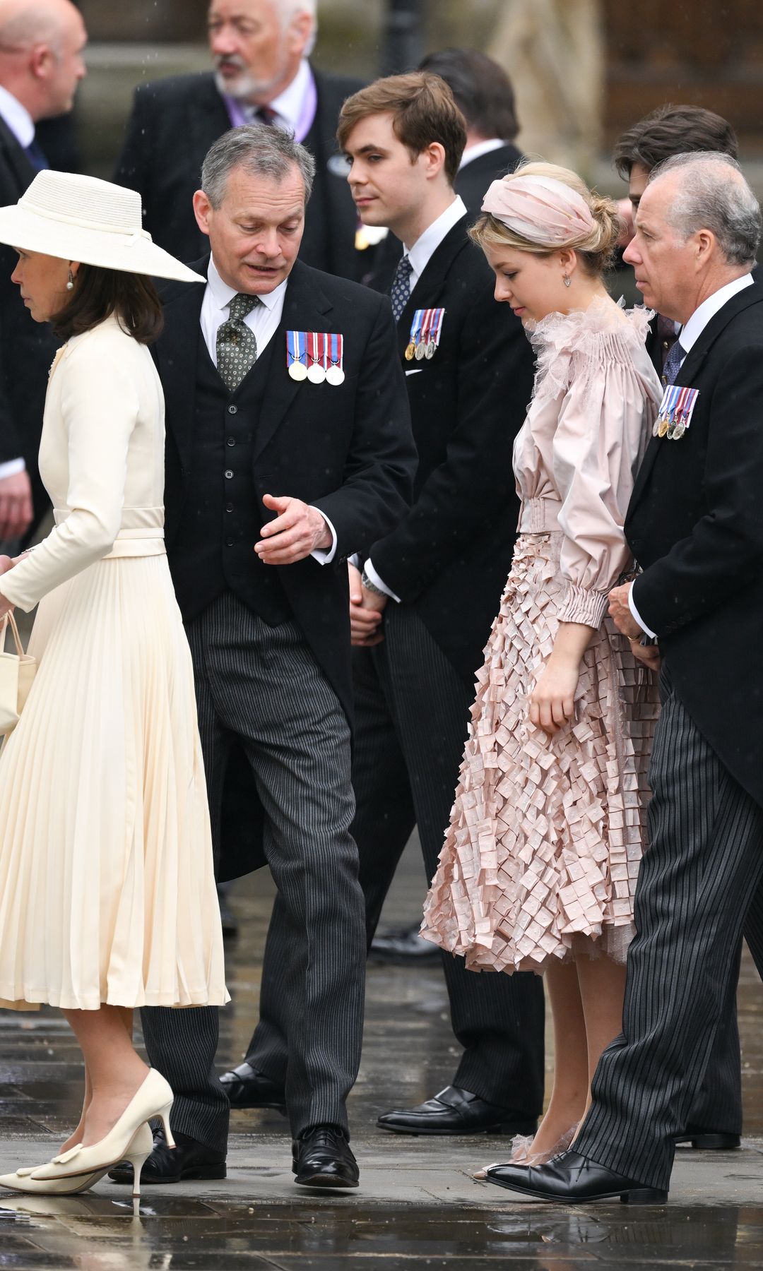 Los dos hijos de la princesa Margarita en la Coronación de Carlos III: Lady Sarah Chatto, con su marido y sus hijos, y David Armstrong-Jones, con su hija