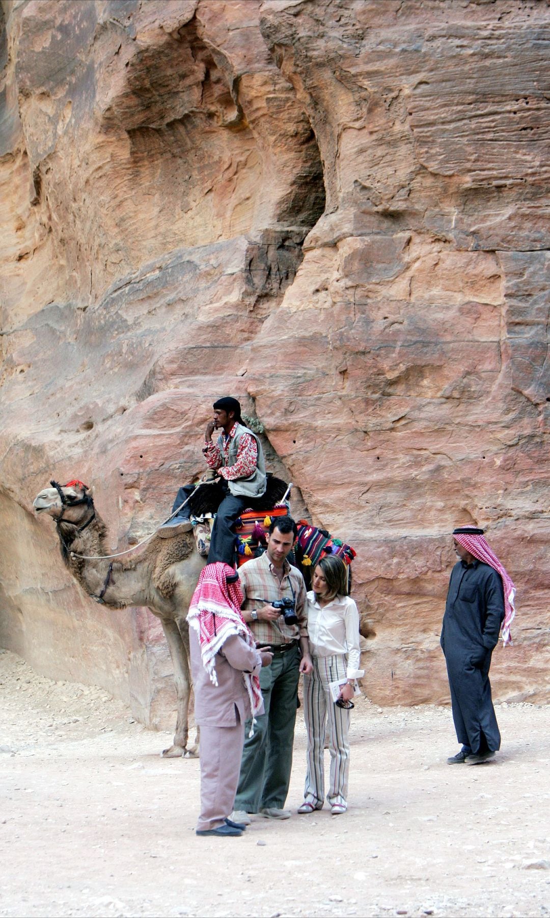 Don Felipe and Doña Letizia, then Prince and Princess of Asturias, during their honeymoon in the lost city of Petra, Jordan. It was on May 31, 2004