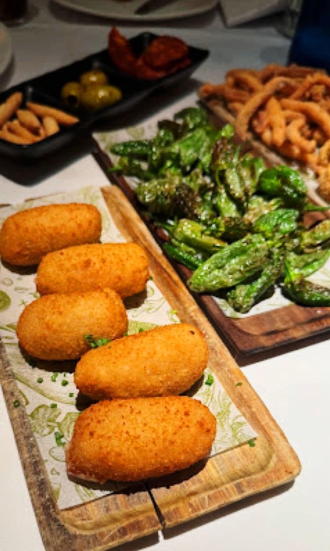 Comida tradicional española en Mercado de la Reina 