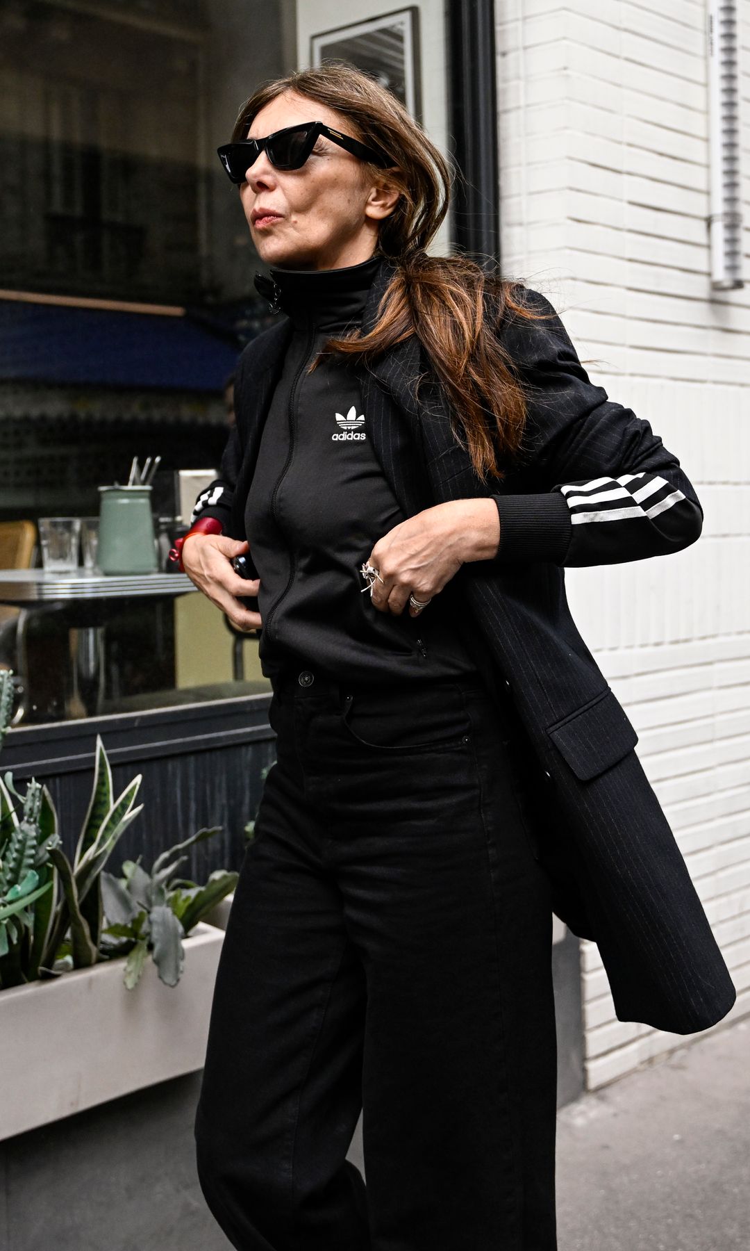 Total look negro Adidas con blazer