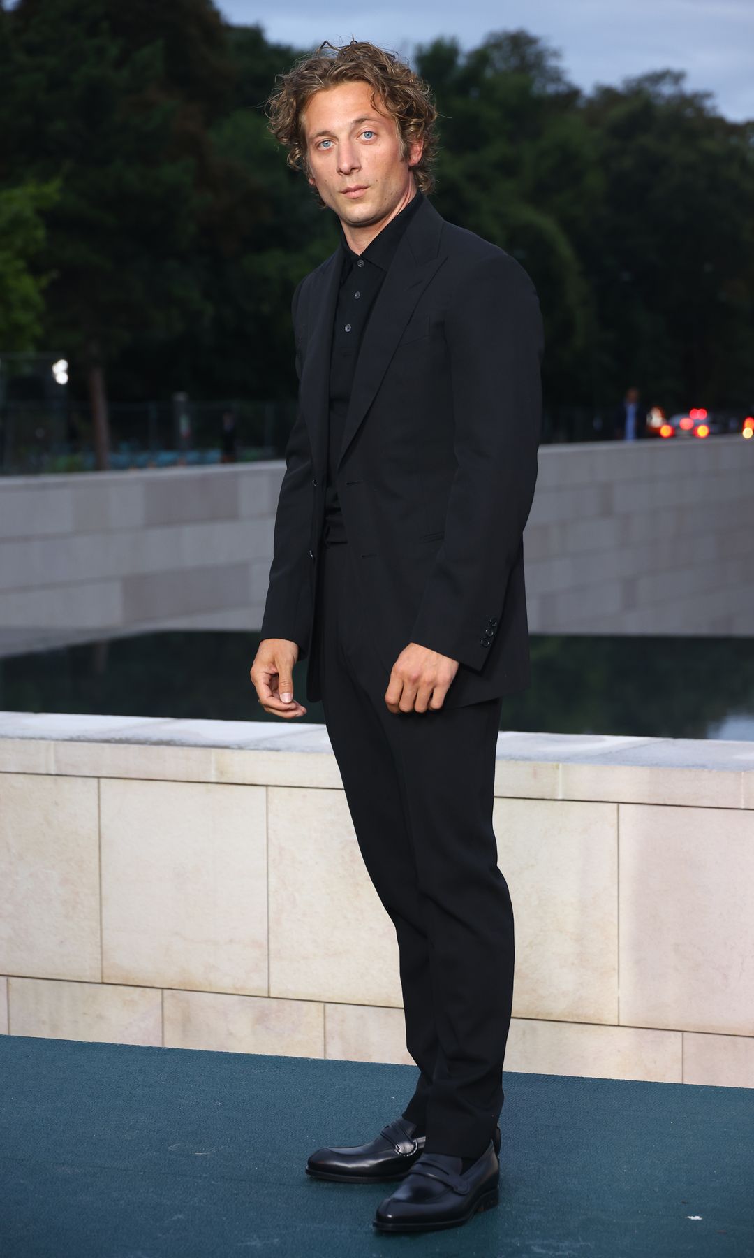 Jeremy Allen White en la fiesta 'Preludio a los Juegos Olímpicos' en la Fundación Louis Vuitton de París el 25 de julio de 2024
