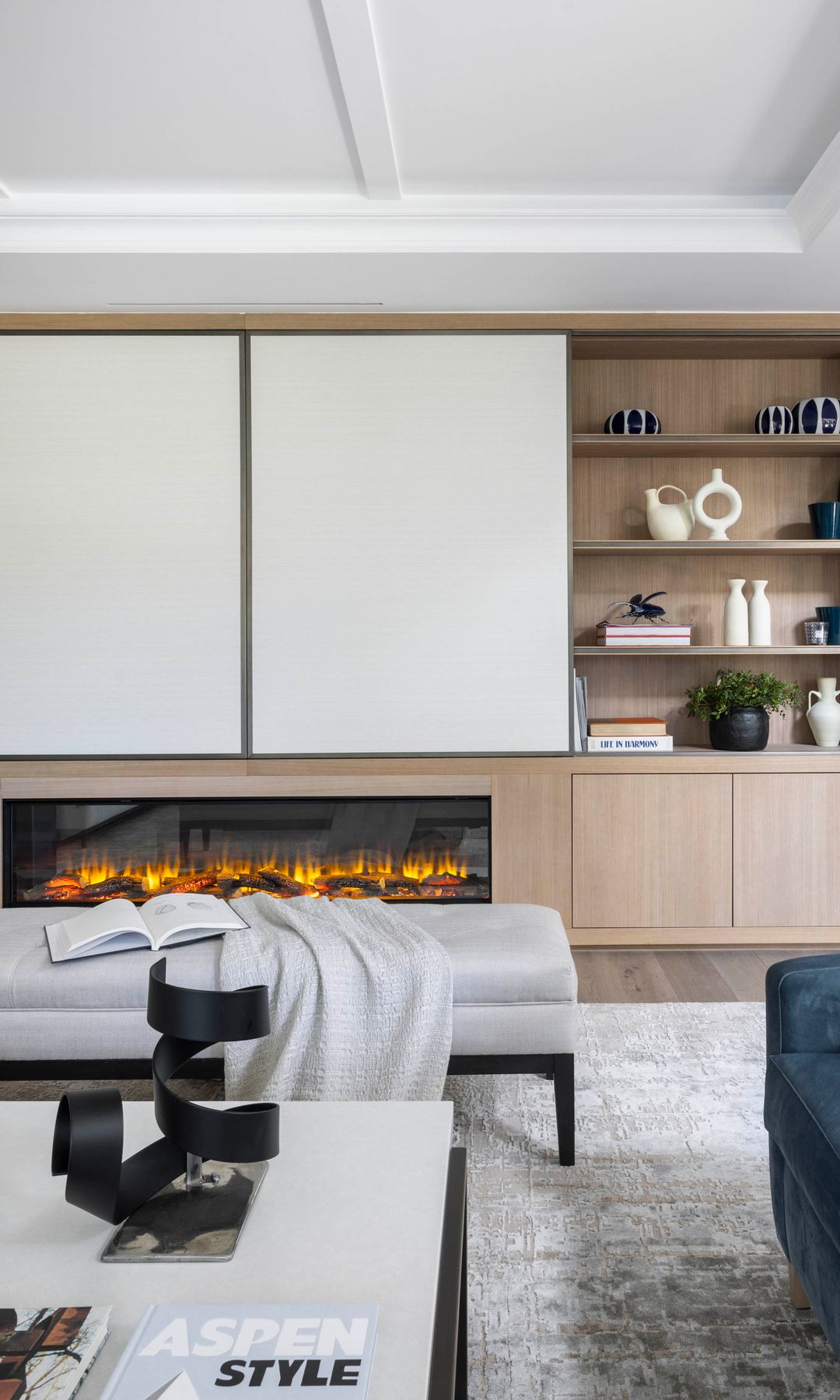 Salón con mueble moderno y chimenea integrada