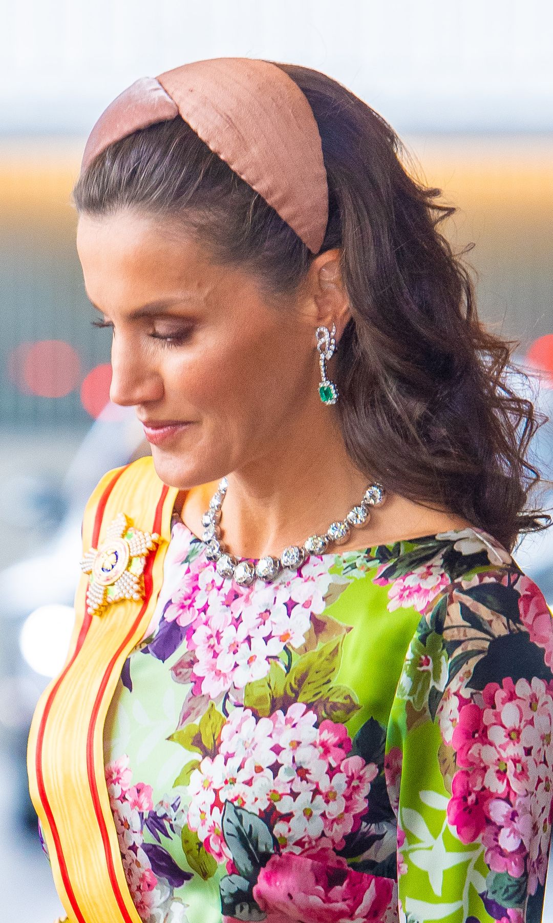 El collar de chatones que estrenó doña Letizia en Japón perteneció la reina Victoria Eugenia, bisabuela del rey Felipe VI.