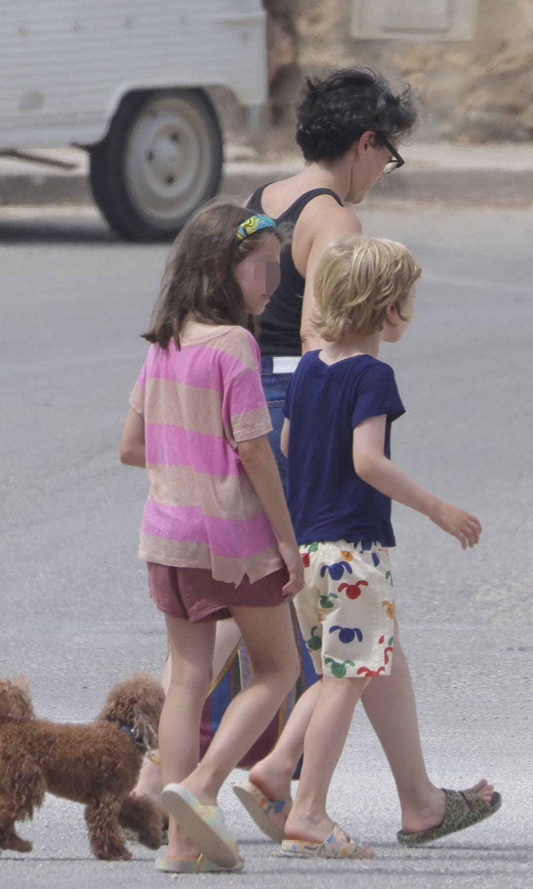 Thais Villas y Òscar Dalmau con sus hijos en Formentera