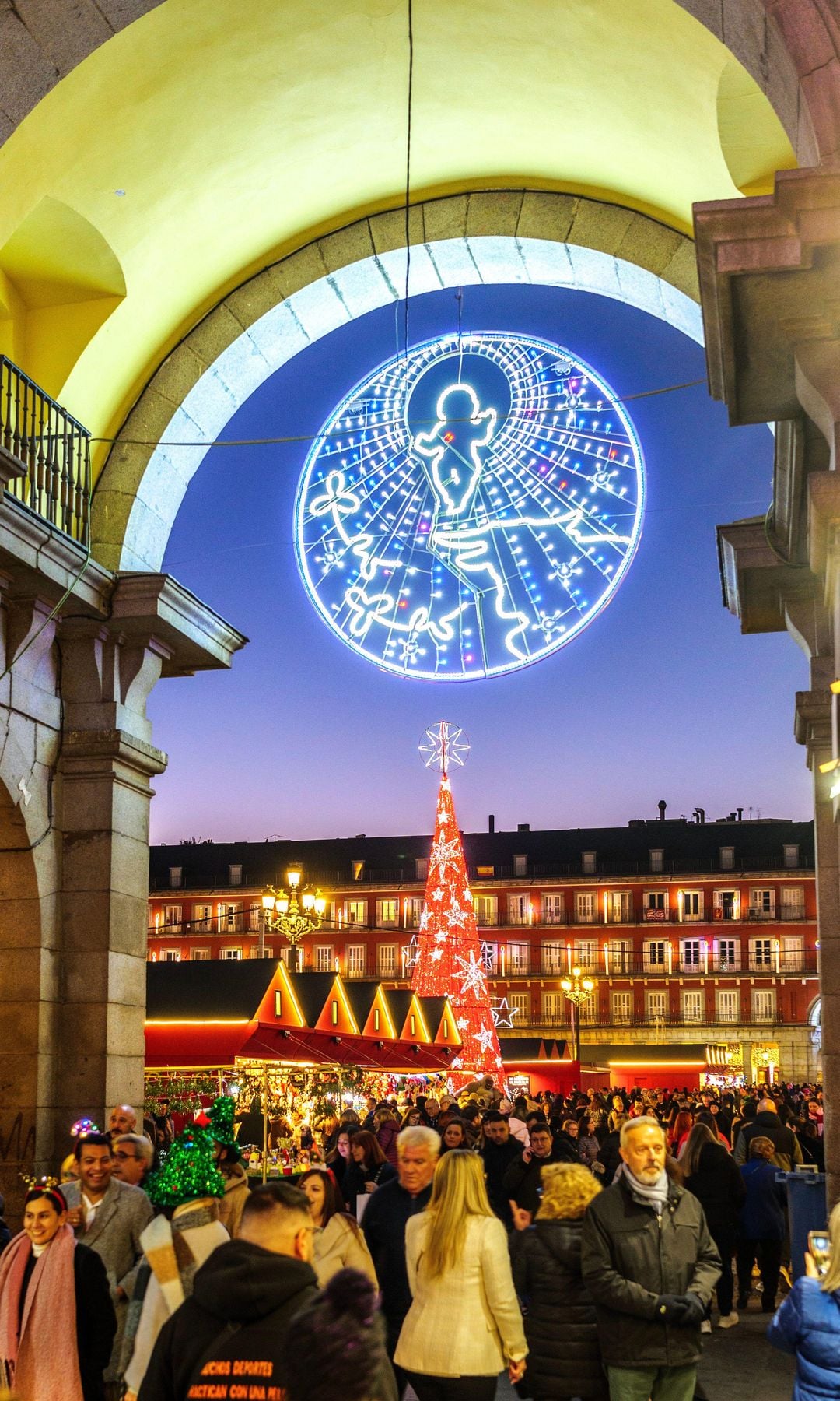 Arco de la calle de la Sal, entrada a la Plaza Mayor en Navidad, Madrid