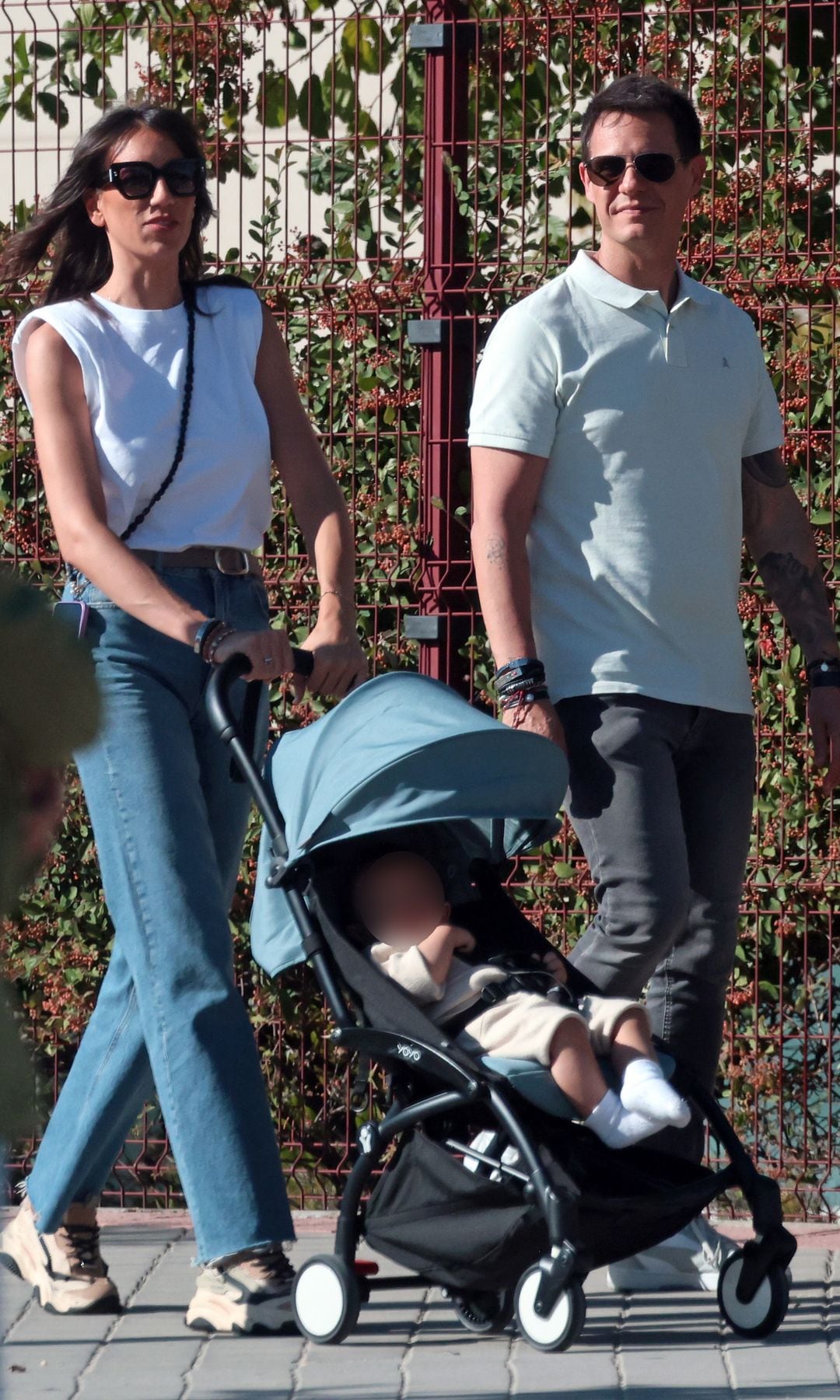 Christian Gálvez y Patricia Pardo pasean junto a su hijo Luca, a 1 de octubre de 2024, en Madrid 