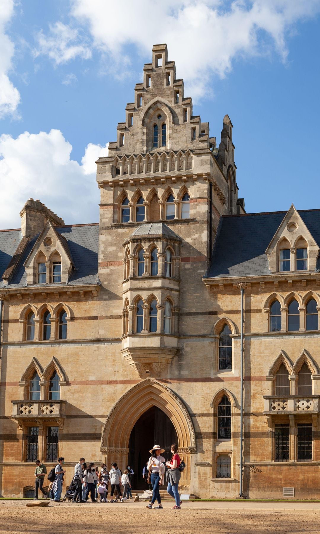 Estudiantes y visitantes en la entrada del edificio Meadow de Christ Church College, Oxford.