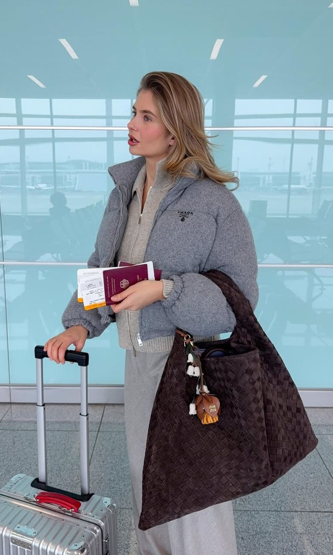 La influencer Xenia Adonts con el bolso Hop de Bottega Veneta