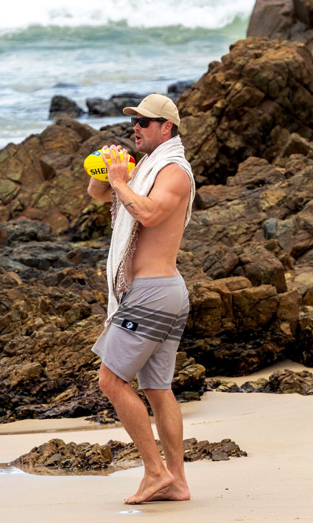 Chris Hemsworth, jugando en la playa