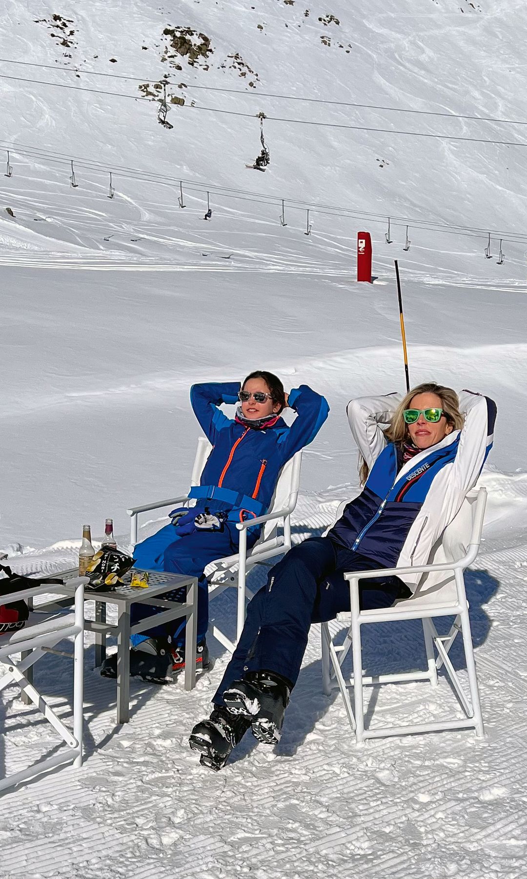 INVIERNO AUSTRIACO
Acompañada de mi hija Arianna, tras una intensa mañana en las pistas de Donnersbachwald. Arriba a la izquierda, Lech. Abajo, de izquierda a derecha, interior de la espectacular Abadía 
de Admont, el castillo de Trautenfelds con las montañas Grimming atrás y en Donnersbachwald