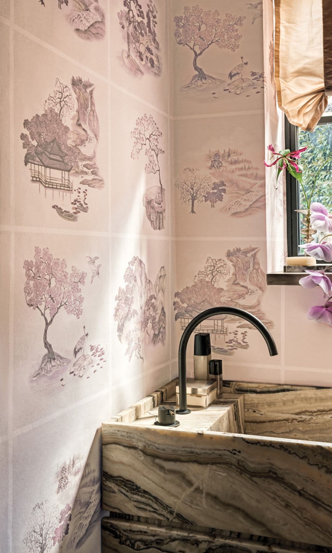 Baño con papel pintado con motivos orientales rosa pálido