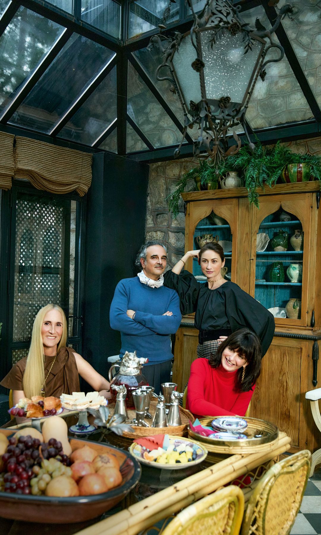 AMIGAS Y CONFIDENTES 
El grupo tomando el aperitivo en el invernadero, que conecta la vivienda principal con la cocina-comedor, donde Lorenzo y su familia hacen vida conjunta en torno a la mesa. 