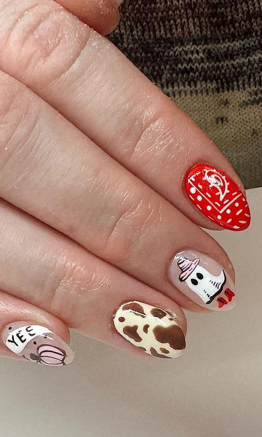 Manicura cowgirl con estampado de vaca y fantasmas 