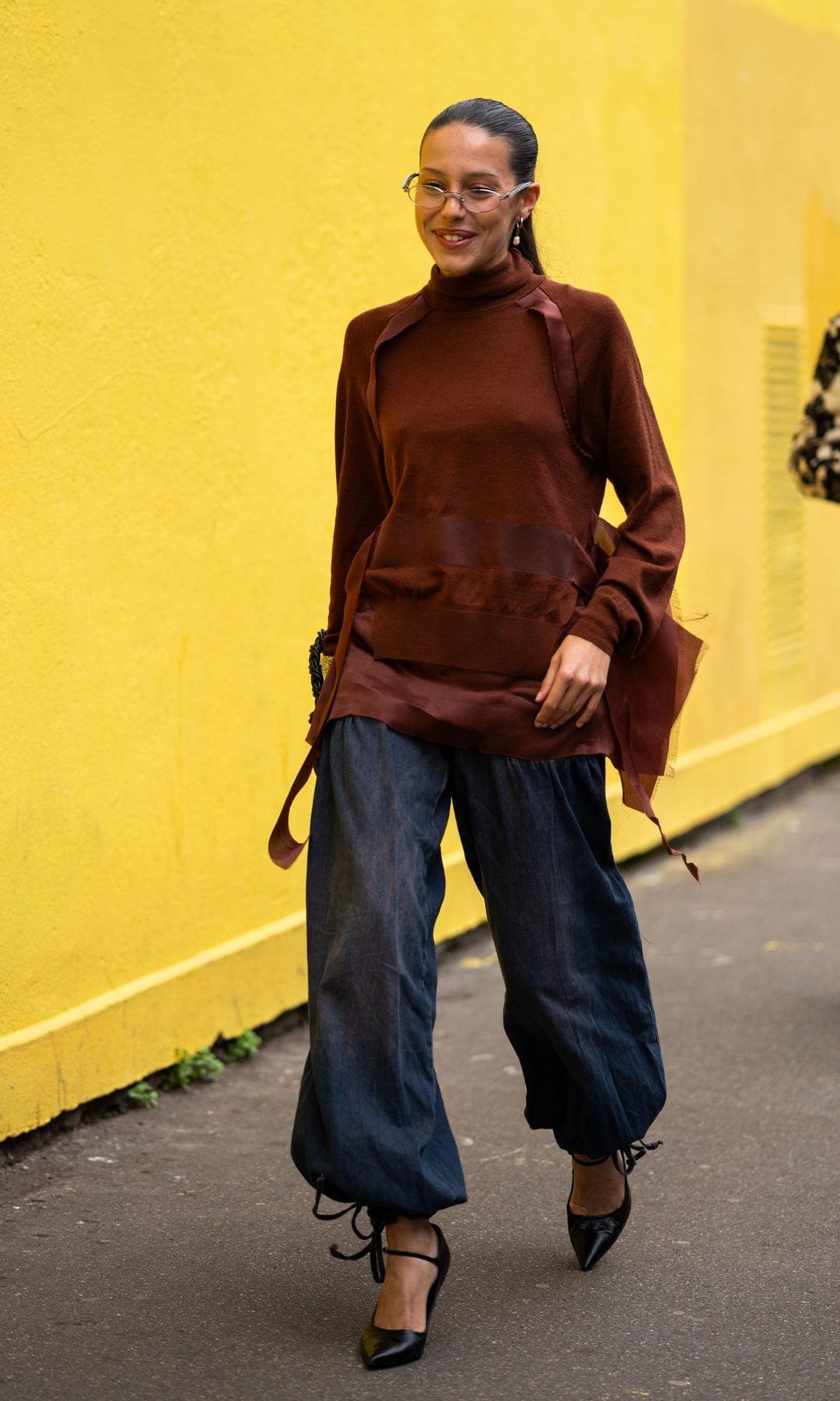 barrel pants fluidos y blusa marron