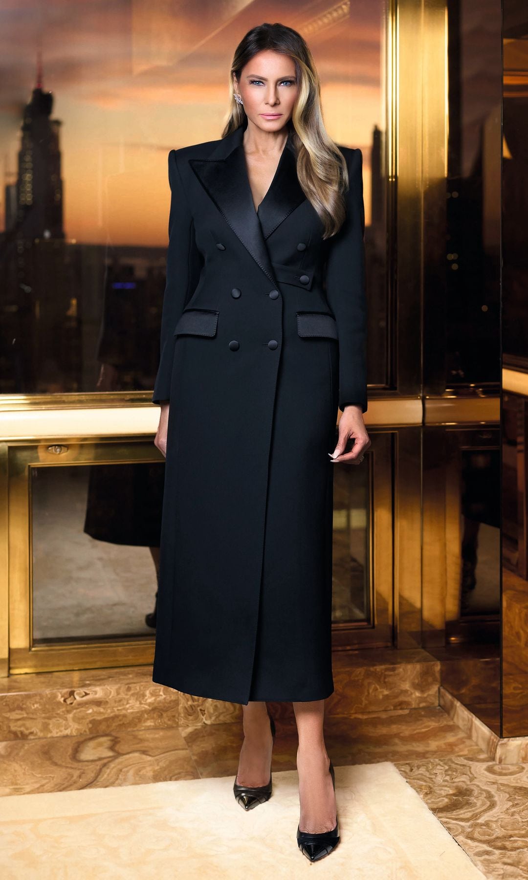 Melania Trump vestida con un abrigo negro de esmoquin