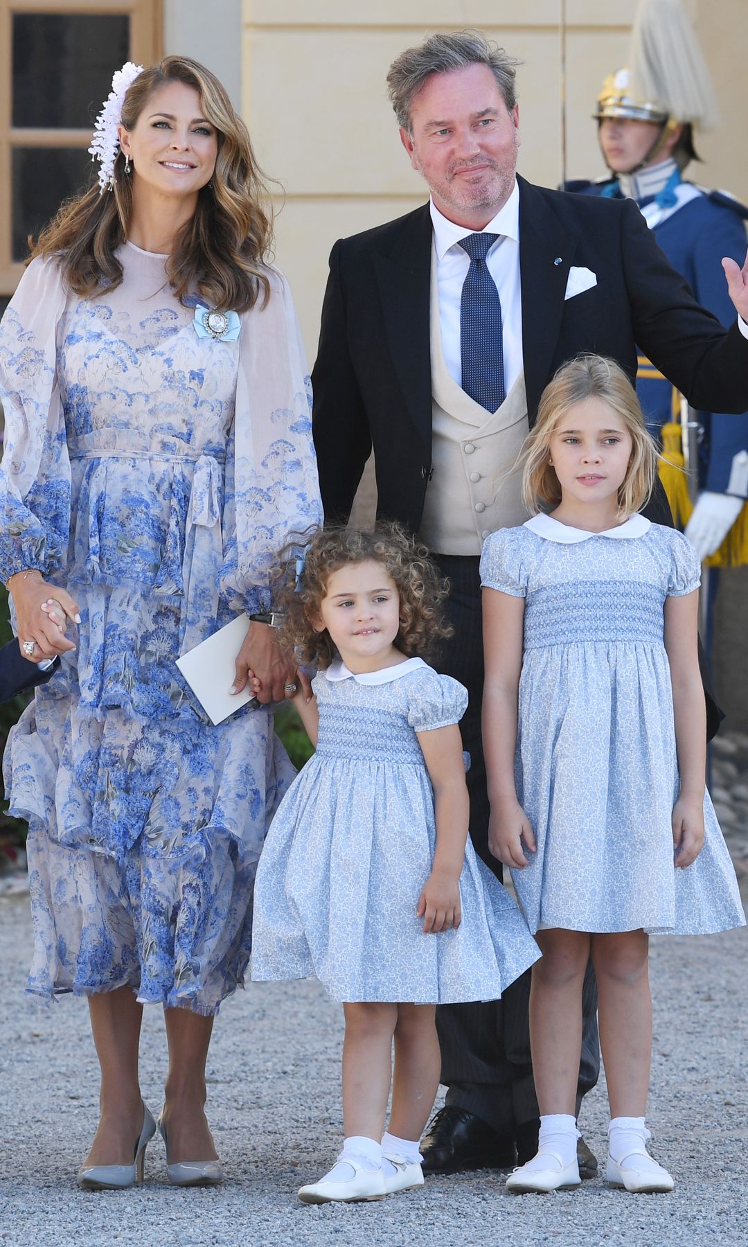 La familia de Magdalena de Suecia durante el bautizo del príncipe Julian, el hijo pequeño Carlos Felipe y Sofía de Suecia