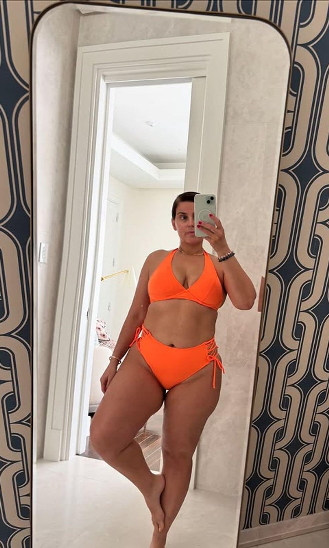 Nelly Furtado posa con bikini naranja para darle la bienvenida al 2025