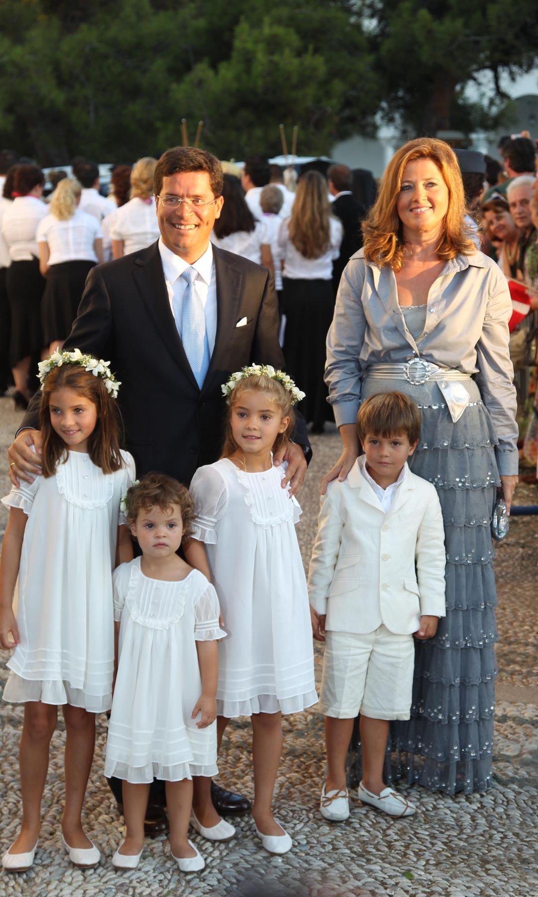 La princesa Alexia de Grecia y Carlos Morales, junto a sus hijos, en la boda de Nicolás de Grecia y Tatiana Blatnik, celebrada el 25 de agosto de 2010