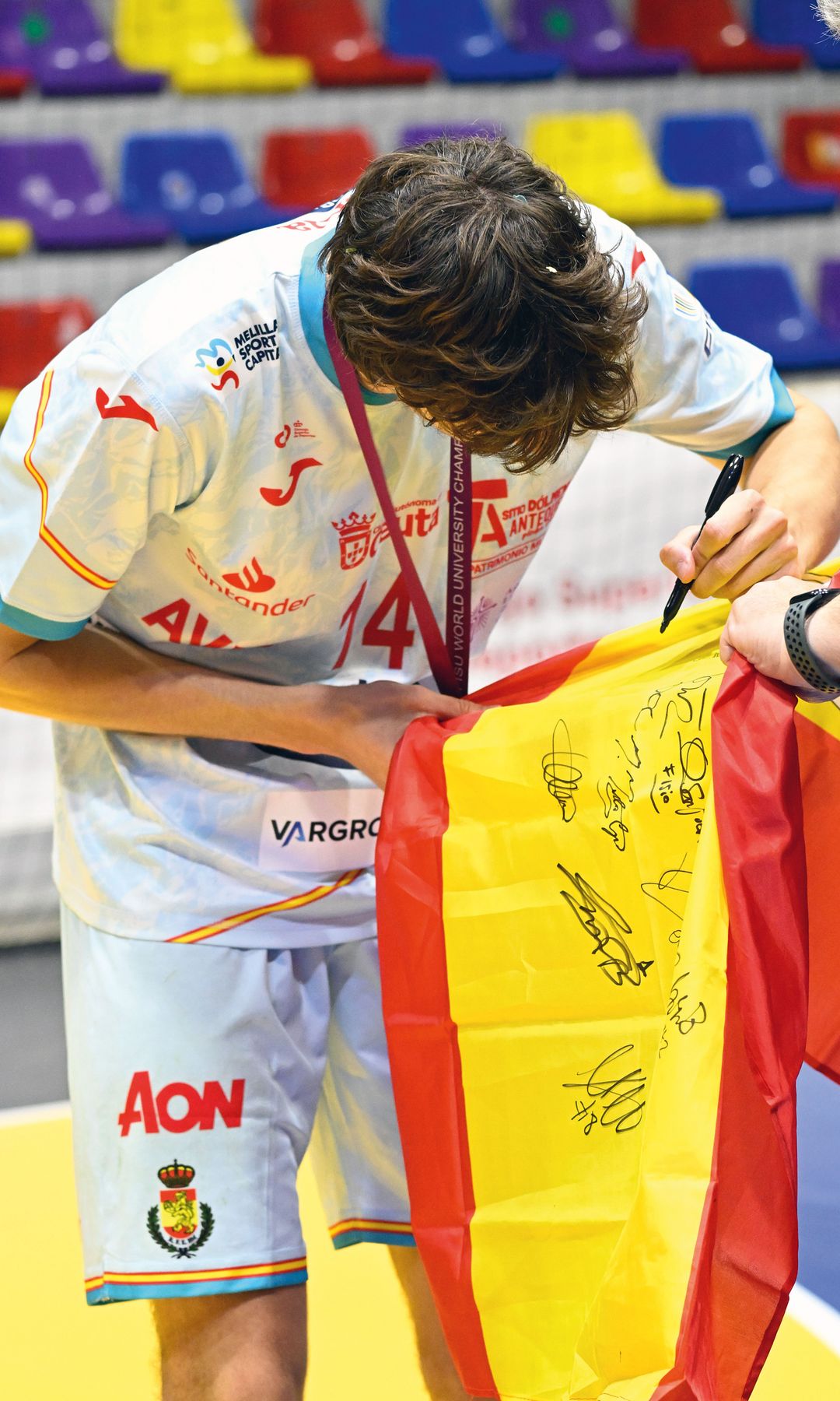 Pablo Urdangarin firmando una bandera de España