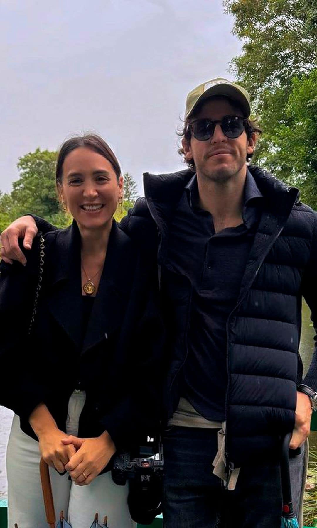 Tamara Falcó y su marido Íñigo Onieva en los jardines de Giverny, pertenecientes a la casa de Claude Monet, en la Normandía francesa
