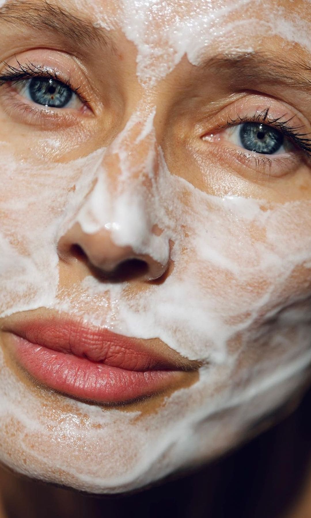 Limpiar bien el rostro antes de exfoliarlo es vital